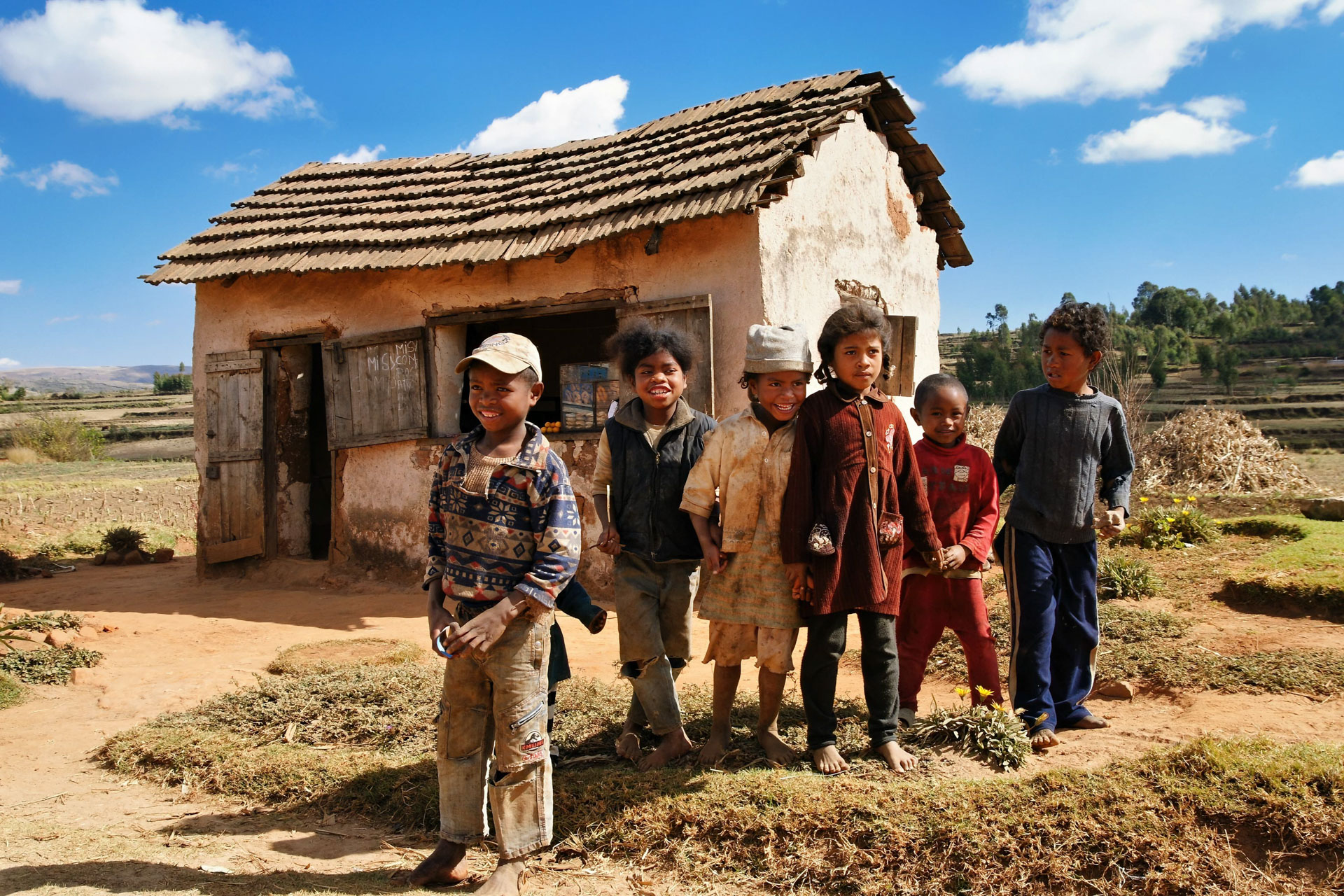 Wanderung vom Lac Tritriva zum Lac Andraikiba - von überall kommen neugierige Kinder herbeigestürmt und möchten Fotografiert werden. Die Erwachsenen halten sich scheu im Hintergrund.